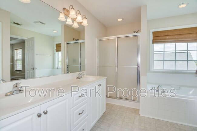 Building Photo - 1111 Hunters Cove