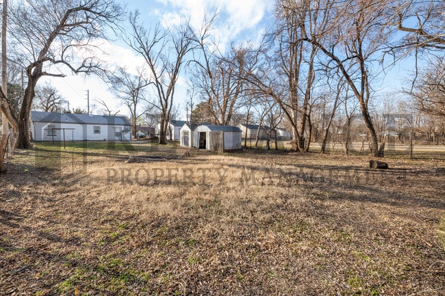 Building Photo - 110 N Doris St