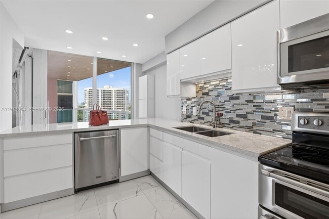 Building Photo - 3370 Hidden Bay Dr