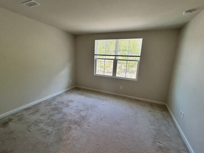Building Photo - 3 Bedroom 2.5-Bath Home