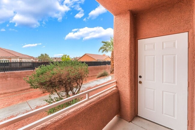 Building Photo - 3 Bedroom Condo with an Open Floor Plan!