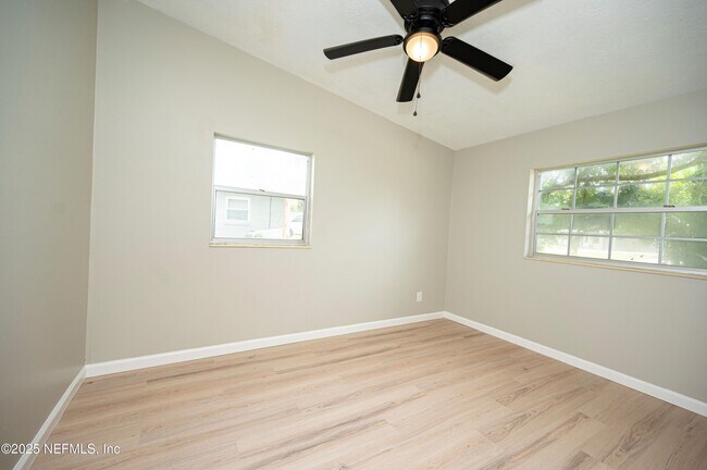 Building Photo - 313 Suzanne Dr