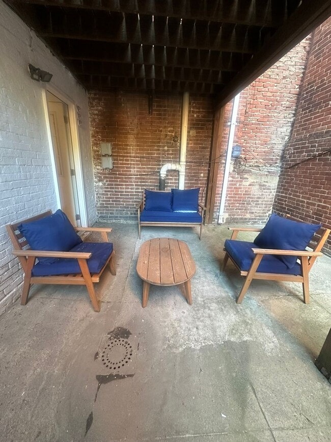 Building Photo - Modern Basement Unti 1 Bedroom/1 Bath, Recently renovated, new stainless steel appliances, floori...