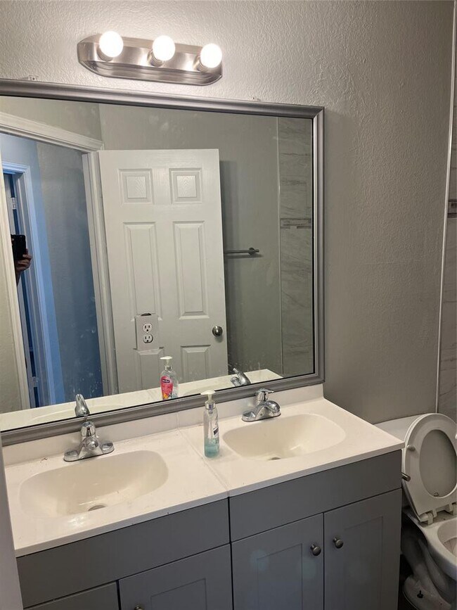 Building Photo - 905 Double File Cove