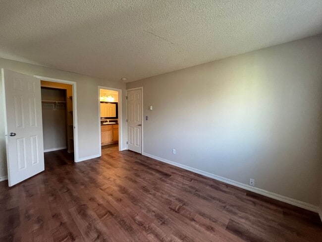 Building Photo - Roomy Top Floor Condo - Avail Now!