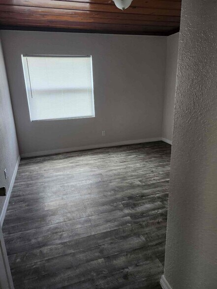 Building Photo - 1335 E Bay St