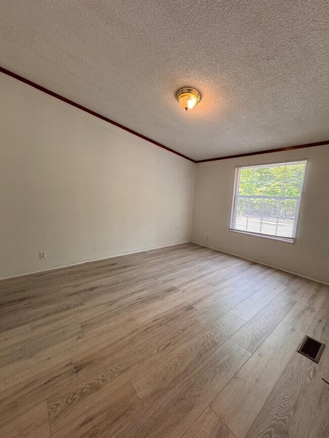 Building Photo - Spacious 3BR/2BA Home in Greenville – Affo...