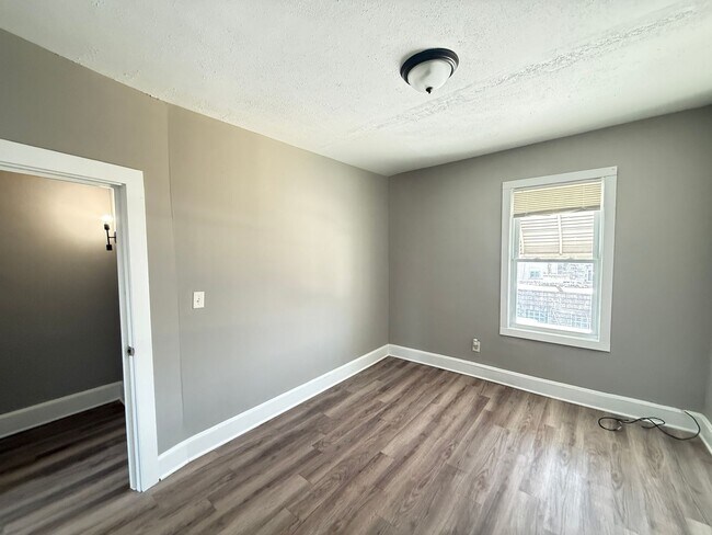 Building Photo - Spacious 4BR Rowhome Near Ellwood Park, Washer/Dryer Included