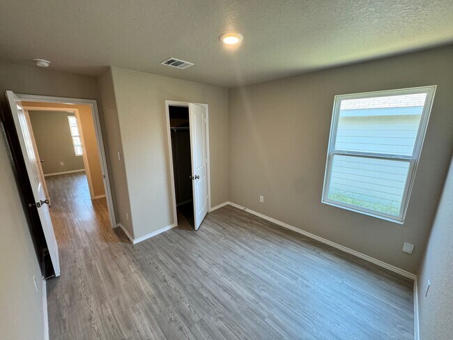 Building Photo - Move-In Ready Modern Home with Open Layout...