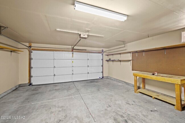 Building Photo - 3067 W Country Hill Dr