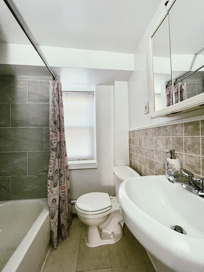 Building Photo - 126 Grape St