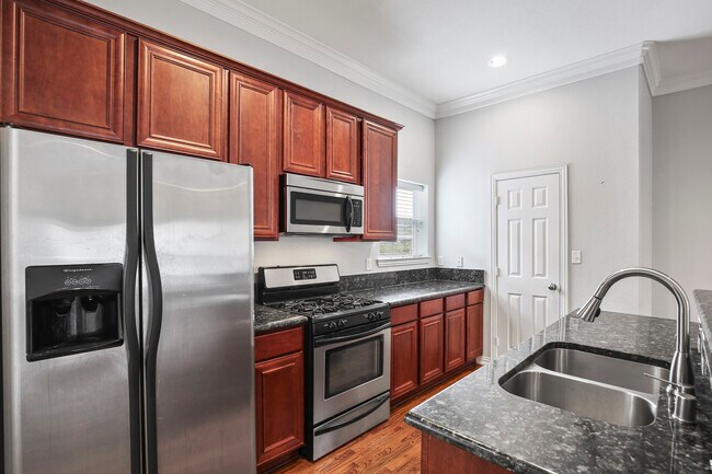 Building Photo - 3119 Cedarplaza Ln