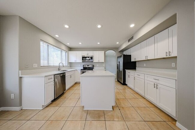 Building Photo - 5BD 3BA with Pool in West Chandler!
