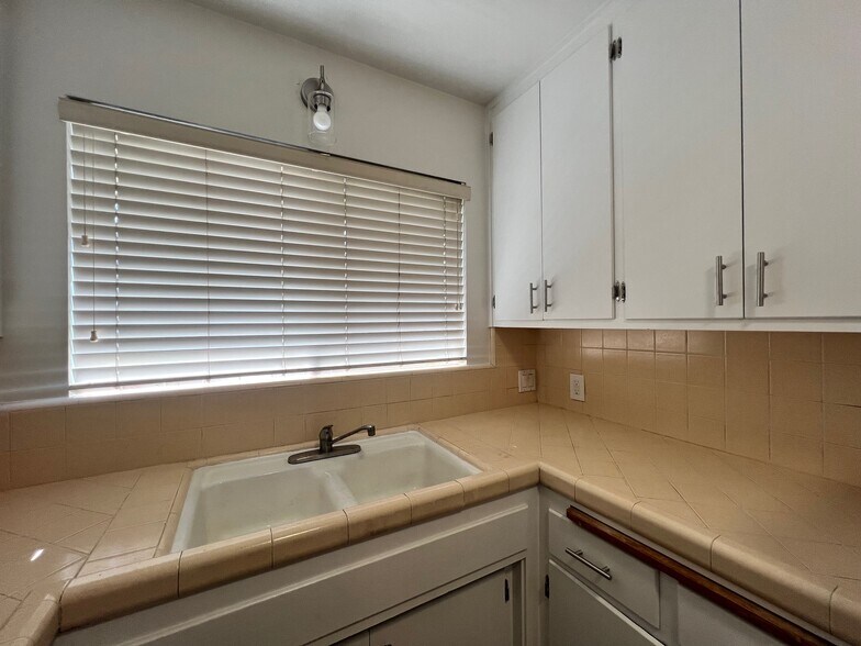 Kitchen - 2516 Drake St