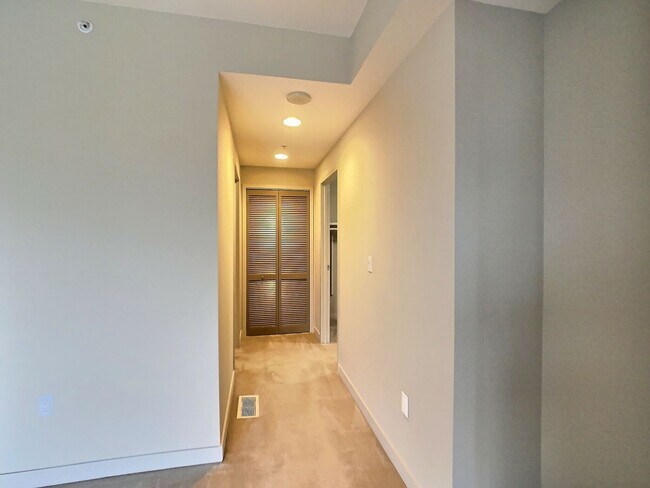 Building Photo - Fantastic 2 Bed/2Bath Penthouse with Panor...