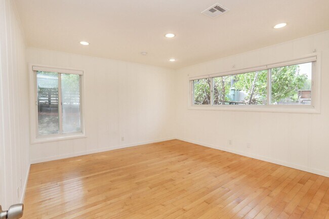 Building Photo - 3 Bed / 3 Bath + Bonus room pet friendly M...