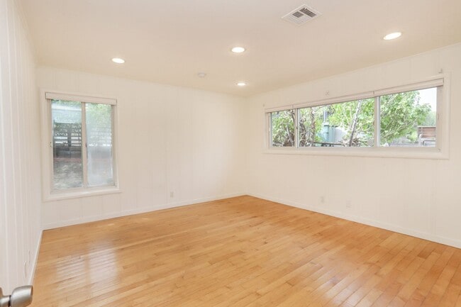 Building Photo - 3 Bed / 3 Bath + Bonus room pet friendly Millbrae home with pool on a 1/2 acre lot. YouTube tour!!