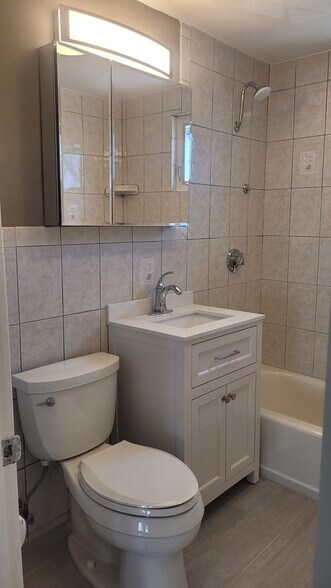 Building Photo - 118 W Adams St