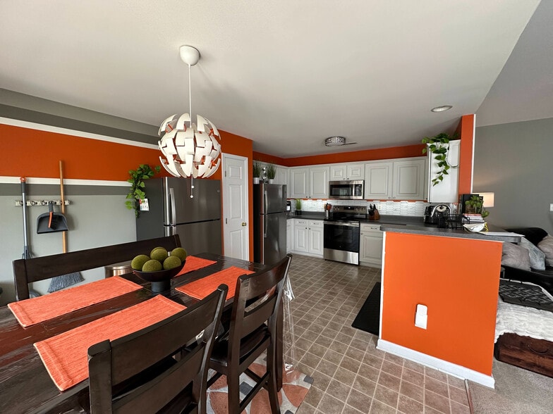 Building Photo - Room in House on Sunburst Ln