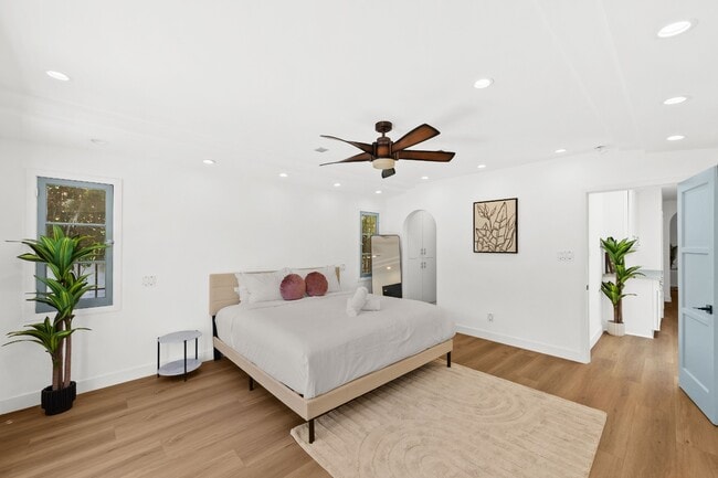 Building Photo - Traditional home | 3 bed 3 bath | Prime Pico-Robertson Area