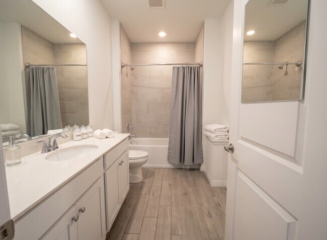 Building Photo - 450 Kingbird Dr