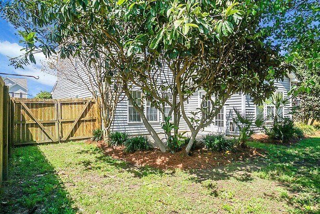Building Photo - Comfortable Living, 4 BR 2.5 BA Home, Two Car Garage