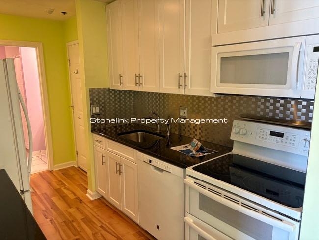 Building Photo - Newly Renovated Condo For Rent in North Attleboro!