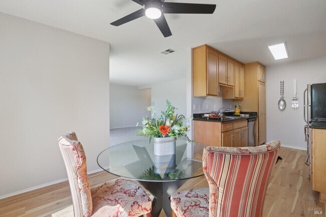 Building Photo - 900 Cambridge Dr