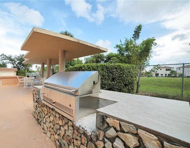 Building Photo - 800 NE 195th St