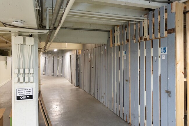 Building Photo - 1601 Spring Dr