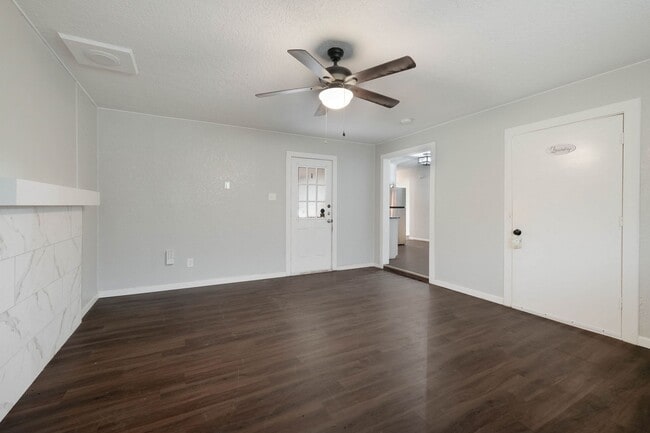 Building Photo - 323 Craigmont Ln