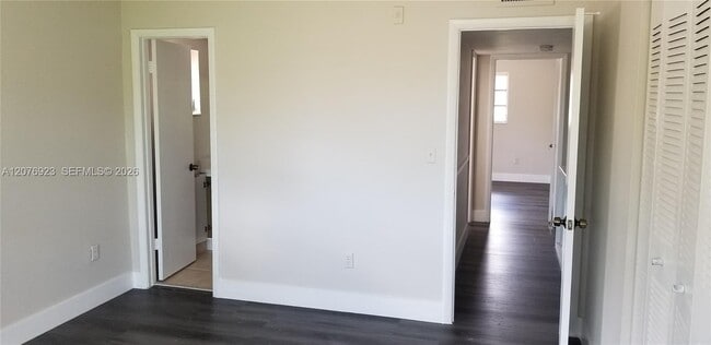 Building Photo - 8550 SW 109th Ave