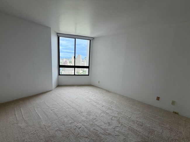 Building Photo - Luxury High-Floor Condo with Panoramic Ocean & Diamond Head Views | 2 Parking | Great Building Am...