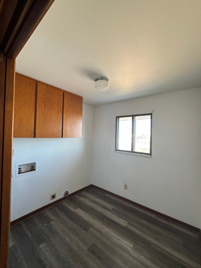 Building Photo - Country living at its best! Traditional farm house avail NOW