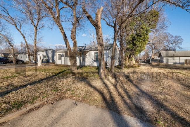 Building Photo - 110 N Doris St