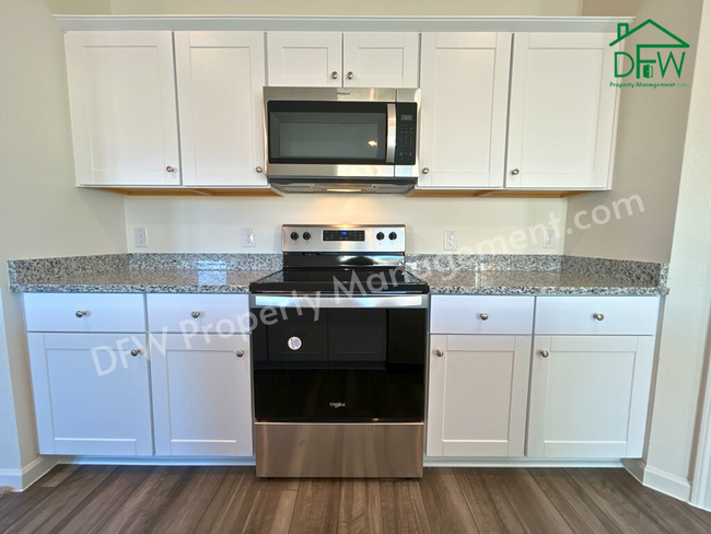 Building Photo - Spacious 5-Bedroom Home with Modern Upgrad...