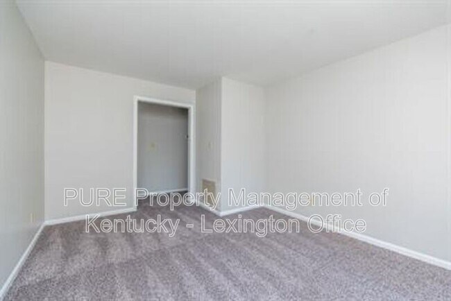 Building Photo - 3736 Camelot Dr