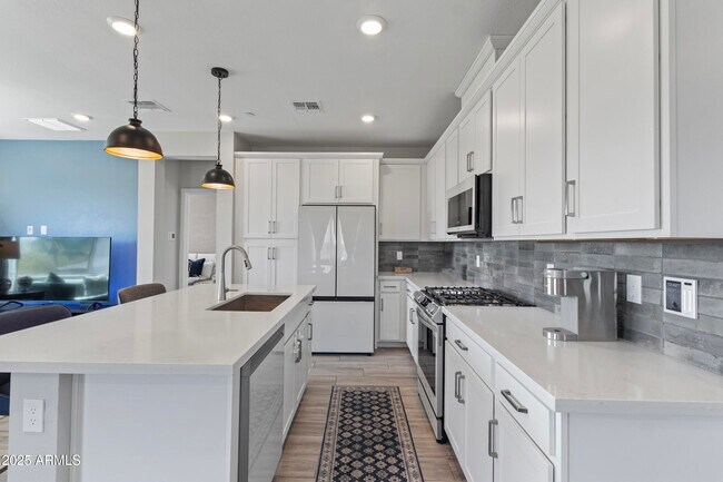 Building Photo - 675 E Ginko Ave