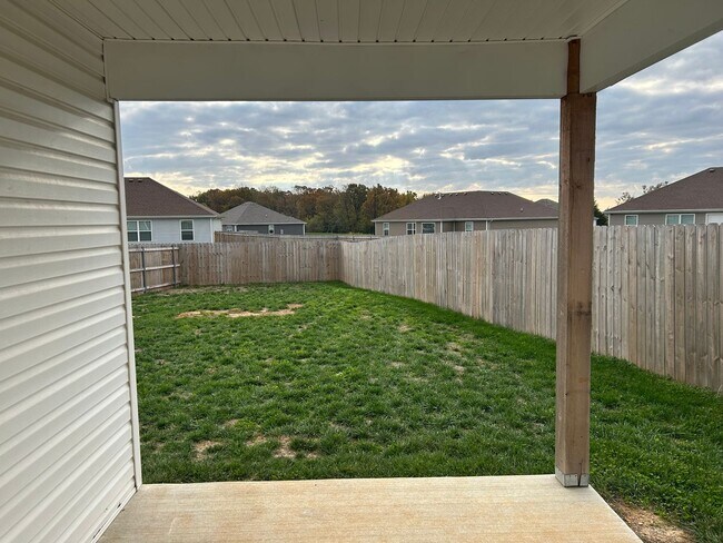 Building Photo - 3 bedroom home with fenced in back yard!