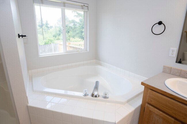 Building Photo - Exquisite 3-bedroom, 2-full bath Home in Puyallup