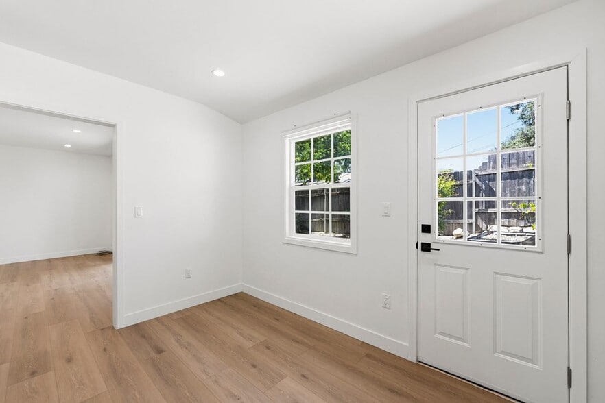 Building Photo - 2819 Sycamore Ave