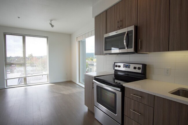 Building Photo - Fabulous Top Floor Sellwood 1-Bedroom with Condo-Grade Finishes!
