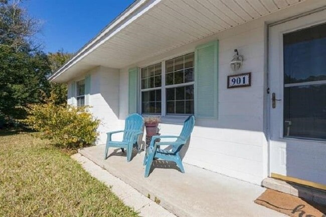 Building Photo - 901 Mariana Pl