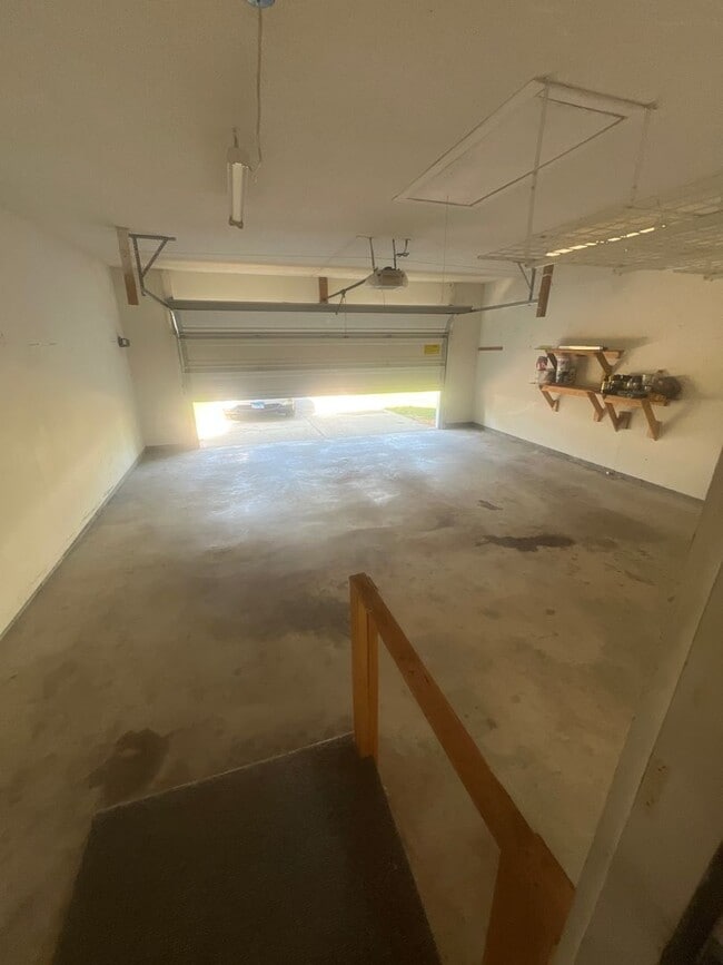 Building Photo - MOVE IN READY!!