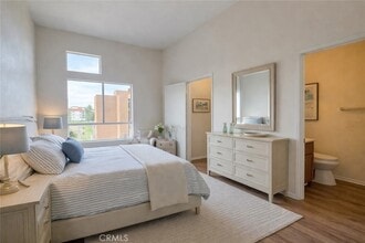 Building Photo - 450 E 4th St