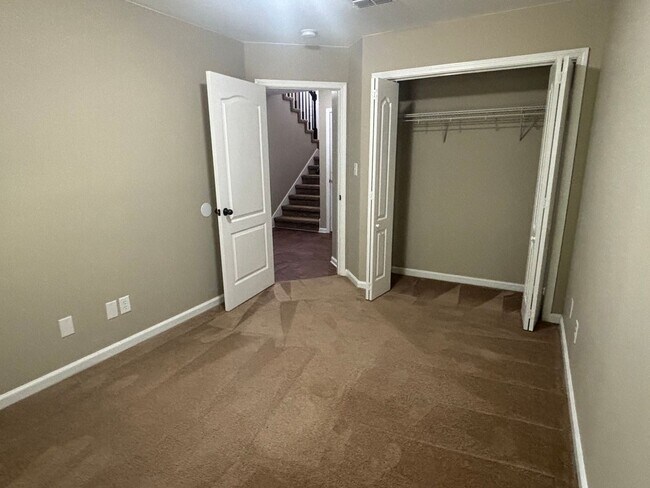 Building Photo - Townhome for rent near post!