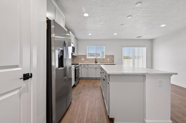 Building Photo - Brand New 3BR/2BA Single-Level Home - Community Pool, Park & Easy I-84 Access