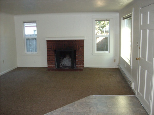 Building Photo - 2 bedroom/1 bath home with garage and larg...