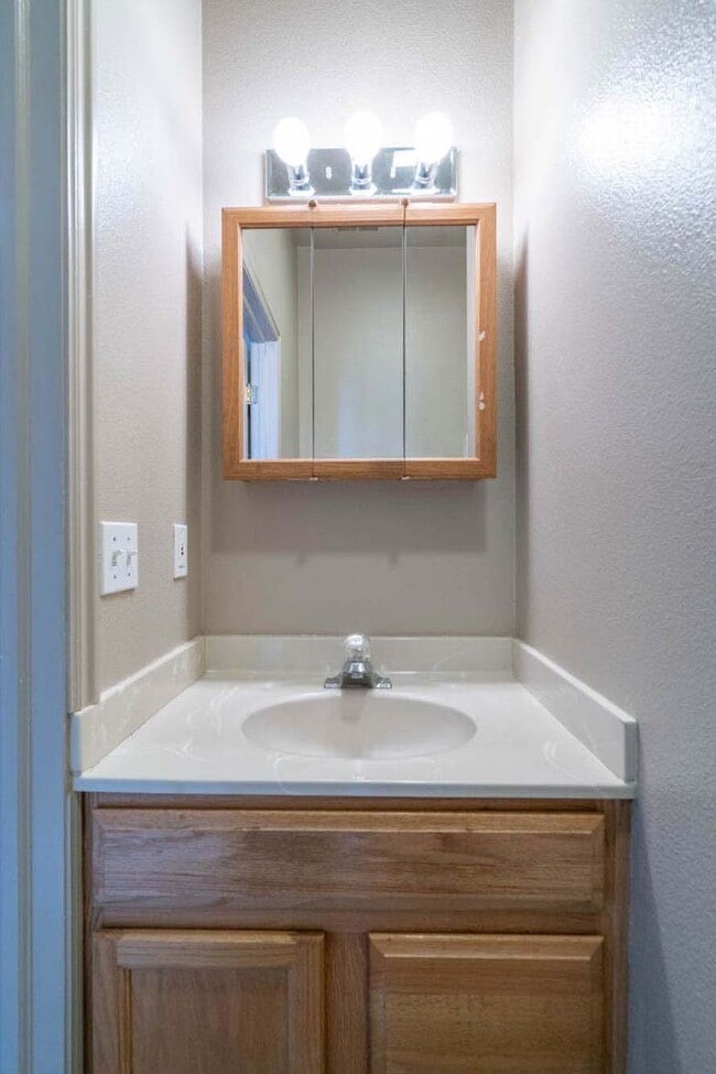 Building Photo - Dog Friendly! Great 2 Bedroom, 2 Bathroom ...