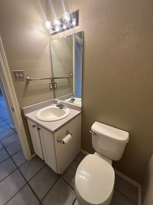 Building Photo - 6405 La Habra Ln NE